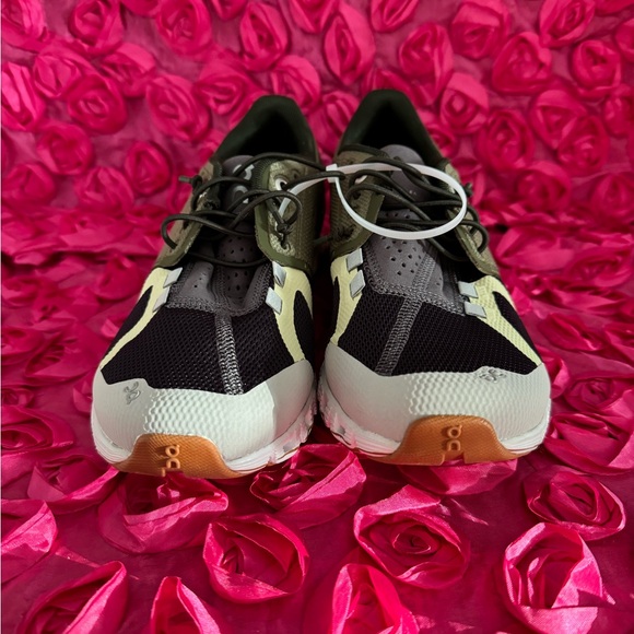 On cloud running women - Picture 6 of 8